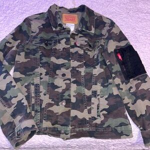 Levi's Camouflage Women's Jean Jacket size XL